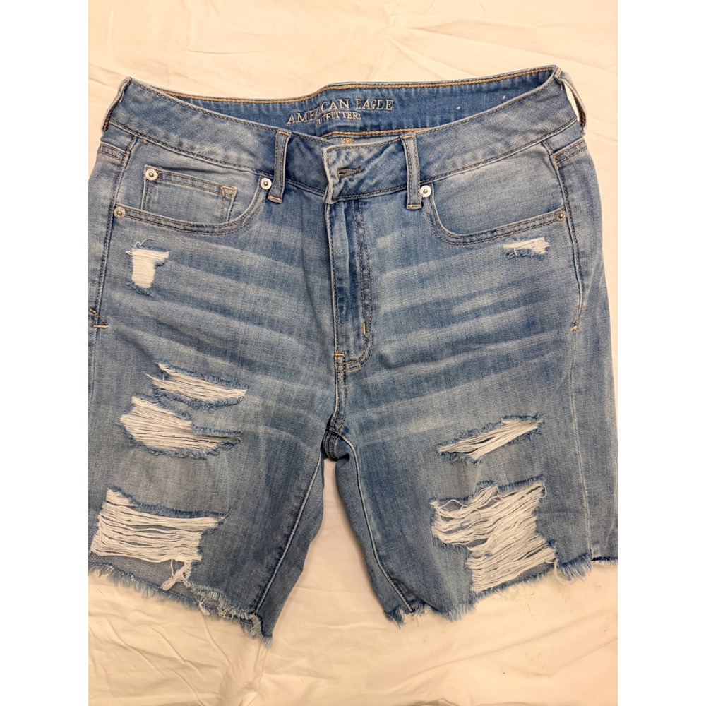 American Eagle Distressed Denim Shorts Light Wash Frayed Hem Womens 10
